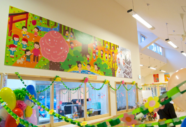 we hung the big panel on the wall / 大きいパネルを壁に掛けました